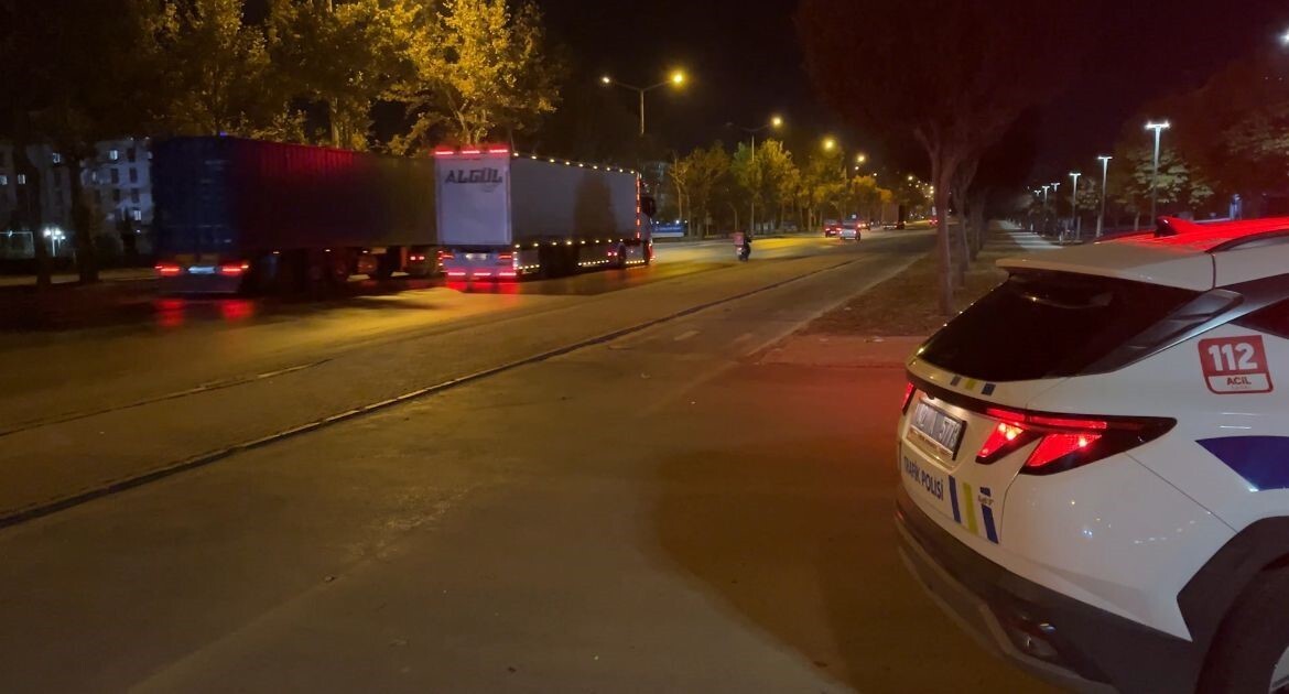 KONYA'DA OTOMOBİLİN MOTOSİKLETE ÇARPMASI SONUCU MEYDANA GELEN KAZADA MOTOSİKLET SÜRÜCÜSÜ...