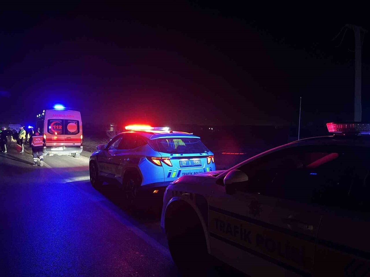 KONYA'DA SÜRÜCÜSÜNÜN DİREKSİYON HAKİMİYETİNİ KAYBEDEN HAFİF TİCARİ ARAÇ ŞARAMPOLE DEVRİLDİ. KAZADA...