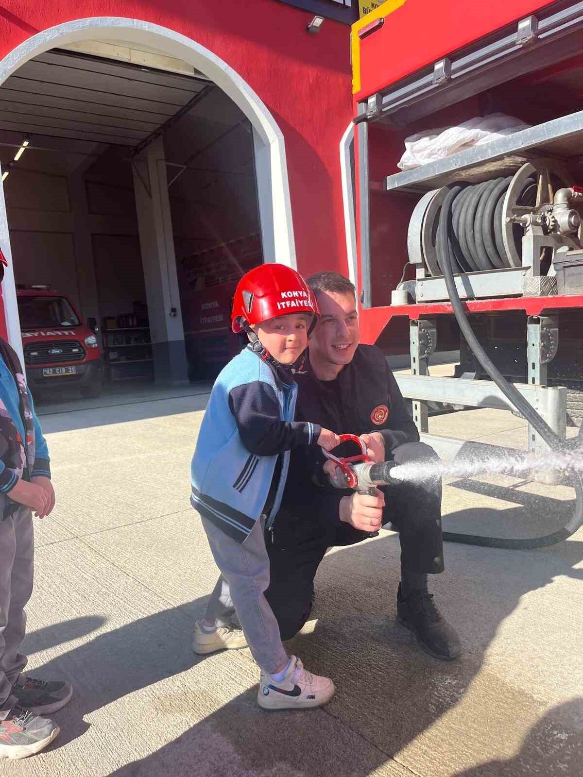 KONYA'NIN BOZKIR İLÇESİNDE İLKOKUL 1. SINIF ÖĞRENCİLERİNE YÖNELİK İTFAİYE EKİPLERİ TARAFINDAN...