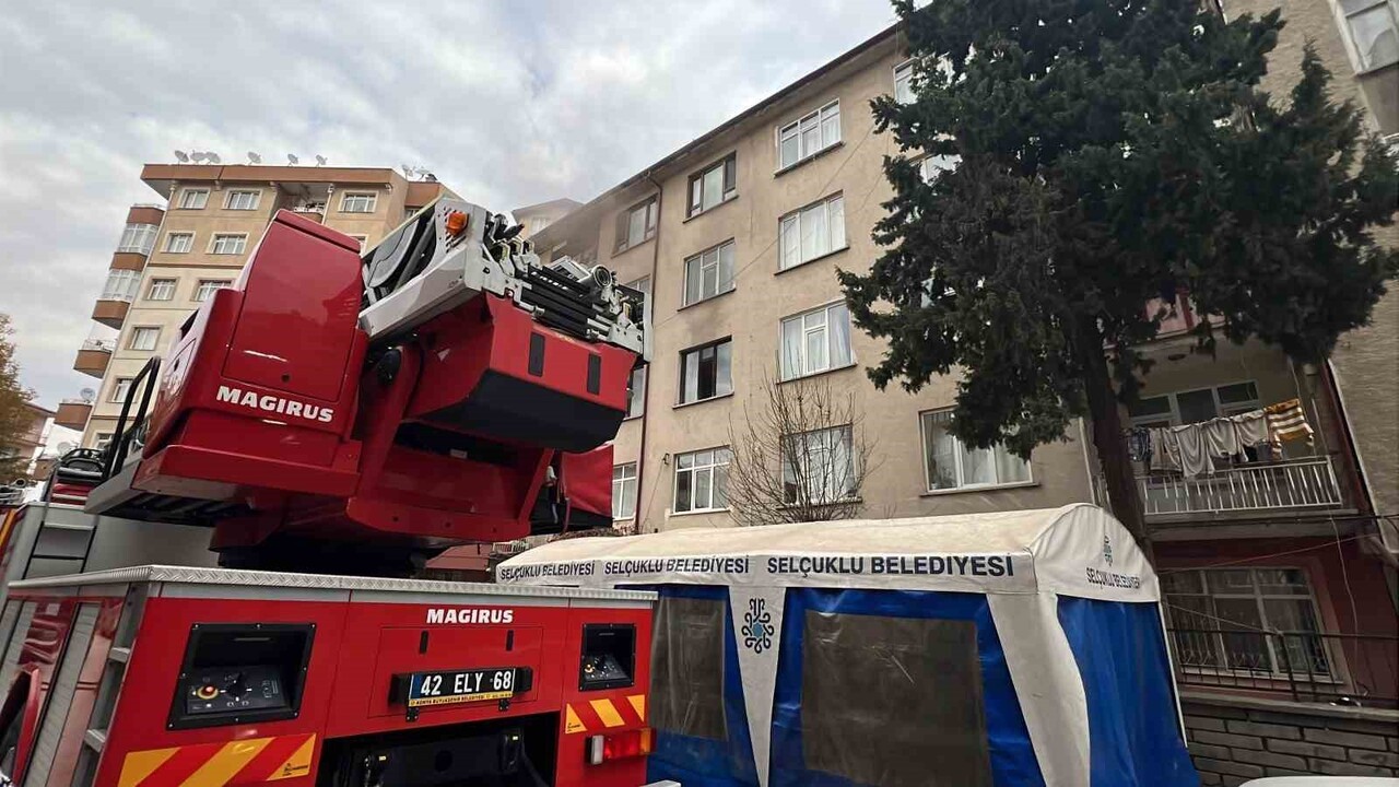 KONYA’DA 5 KATLI BİNANIN 3’ÜNCÜ KATINDA BULUNANA DAİREDE KOMBİ CİHAZININ PATLAMASI SONUCU ÇIKAN...