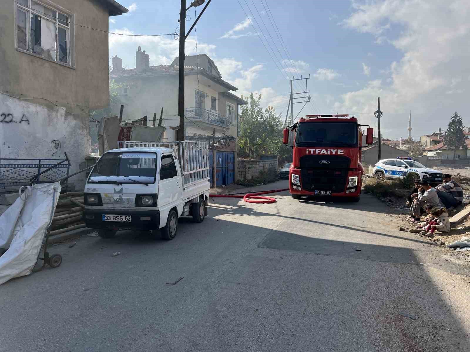 KONYA’DA KULLANILMAYAN BİR EVDE HENÜZ BELİRLENEMEYEN NEDENLE ÇIKAN YANGIN, YANINDAKİ BULUNAN...