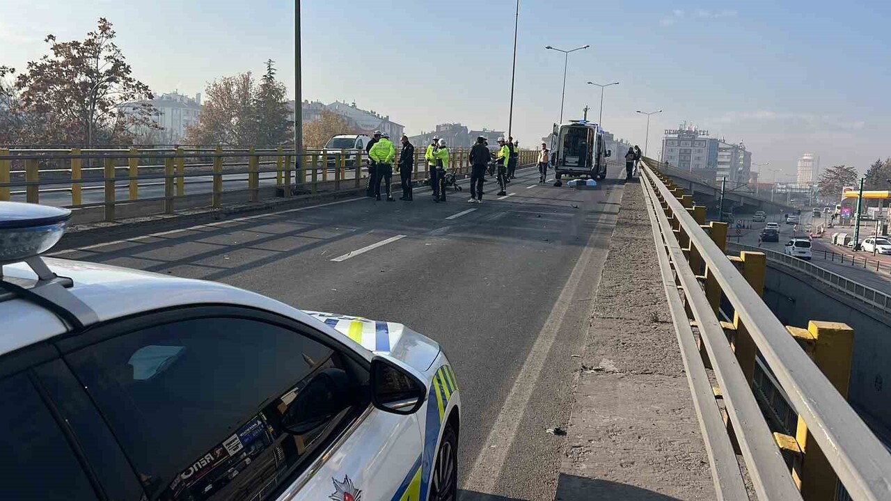 KONYA’DA TIR İLE ÇARPIŞAN MOTOSİKLETİN ÜNİVERSİTE ÖĞRENCİSİ OLAN SÜRÜCÜSÜ HAYATINI...
