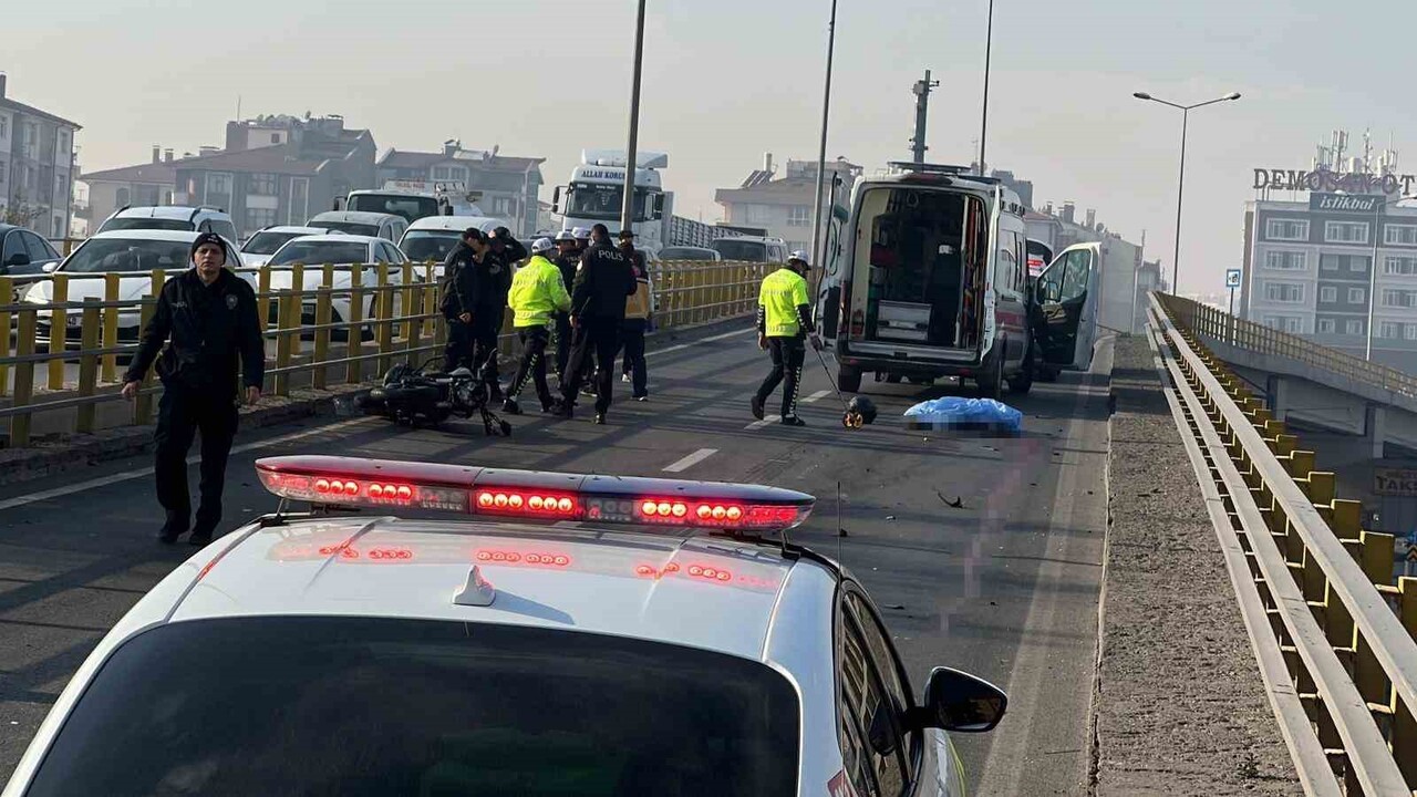 KONYA’DA TIR İLE ÇARPIŞAN MOTOSİKLETİN ÜNİVERSİTE ÖĞRENCİSİ OLAN SÜRÜCÜSÜ HAYATINI...
