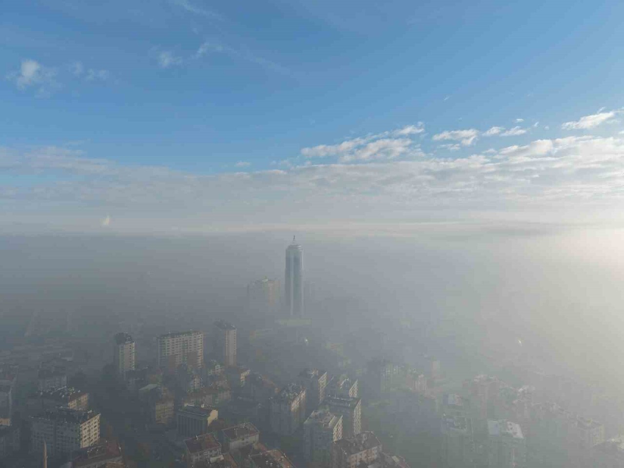 KONYA KENT MERKEZİNDE SABAH SAATLERİNDEN İTİBAREN ETKİLİ OLAN YOĞUN SİS, HAVADAN DRONE İLE...