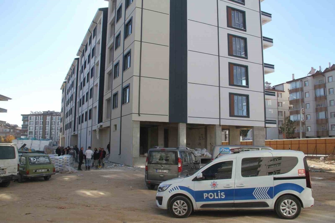 KONYA’NIN BEYŞEHİR İLÇESİNDE 5 KATLI İNŞAATIN ASANSÖR BOŞLUĞUNA DÜŞEN YABANCI UYRUKLU KİŞİ...