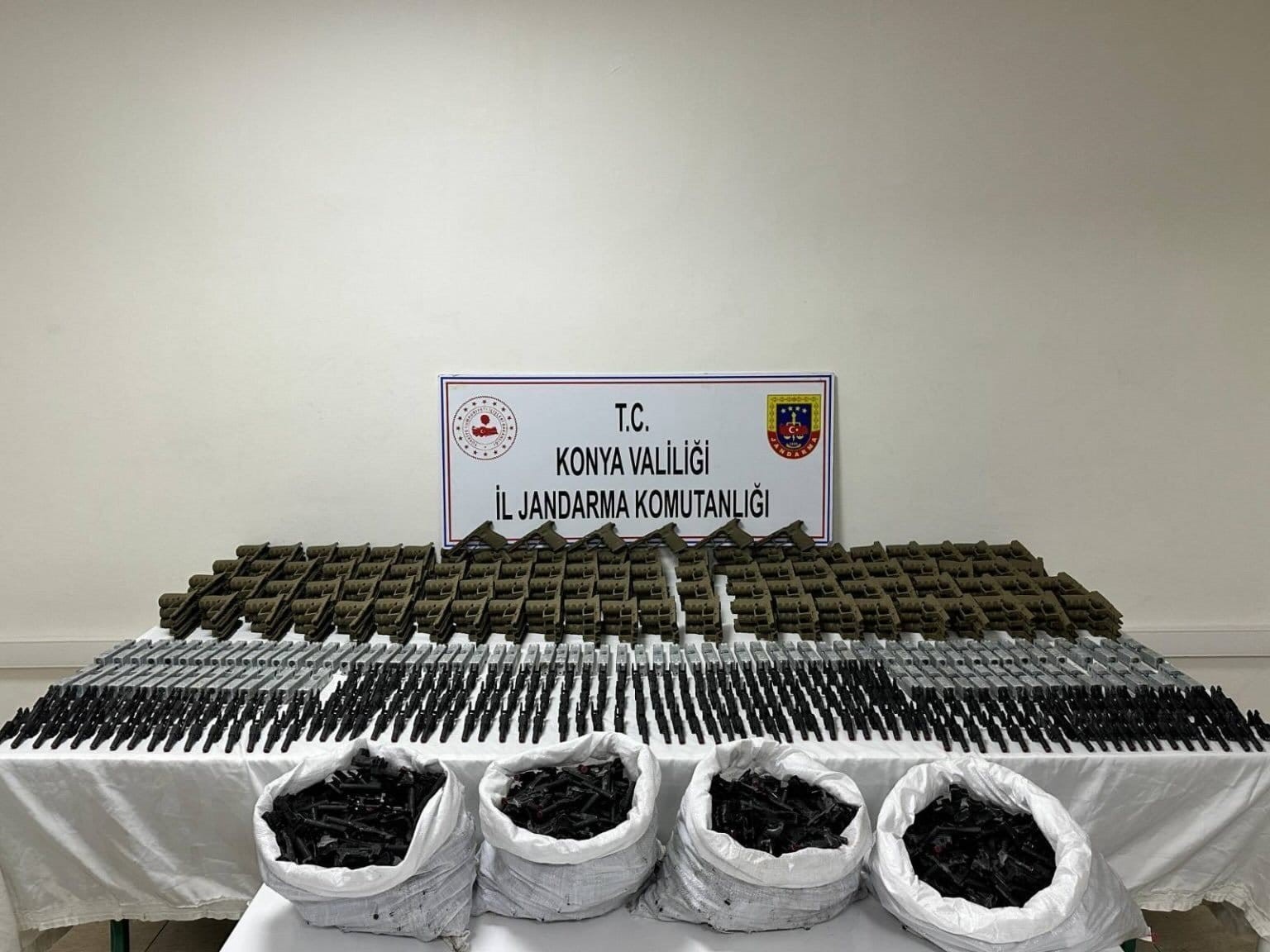 KONYA’NIN BEYŞEHİR İLÇESİNDE JANDARMA EKİPLERİNCE DÜZENLENEN ÇALIŞMA SONRASI ÇOK SAYIDA TÜFEK...