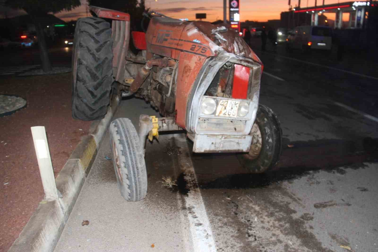 KONYA’NIN BEYŞEHİR İLÇESİNDE TRAKTÖRLE OTOMOBİLİN ÇARPIŞMASI SONUCU MEYDANA GELEN TRAFİK KAZASINDA...