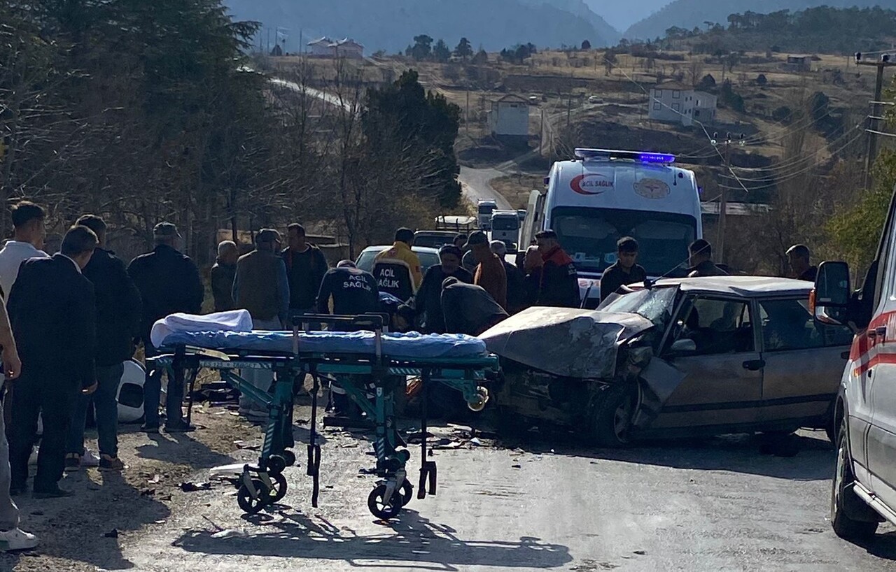 KONYA’NIN DEREBUCAK İLÇESİNDE OTOMOBİLİN HAFİF TİCARİ ARAÇLA ÇARPIŞMASI SONUCU 3 KİŞİ...