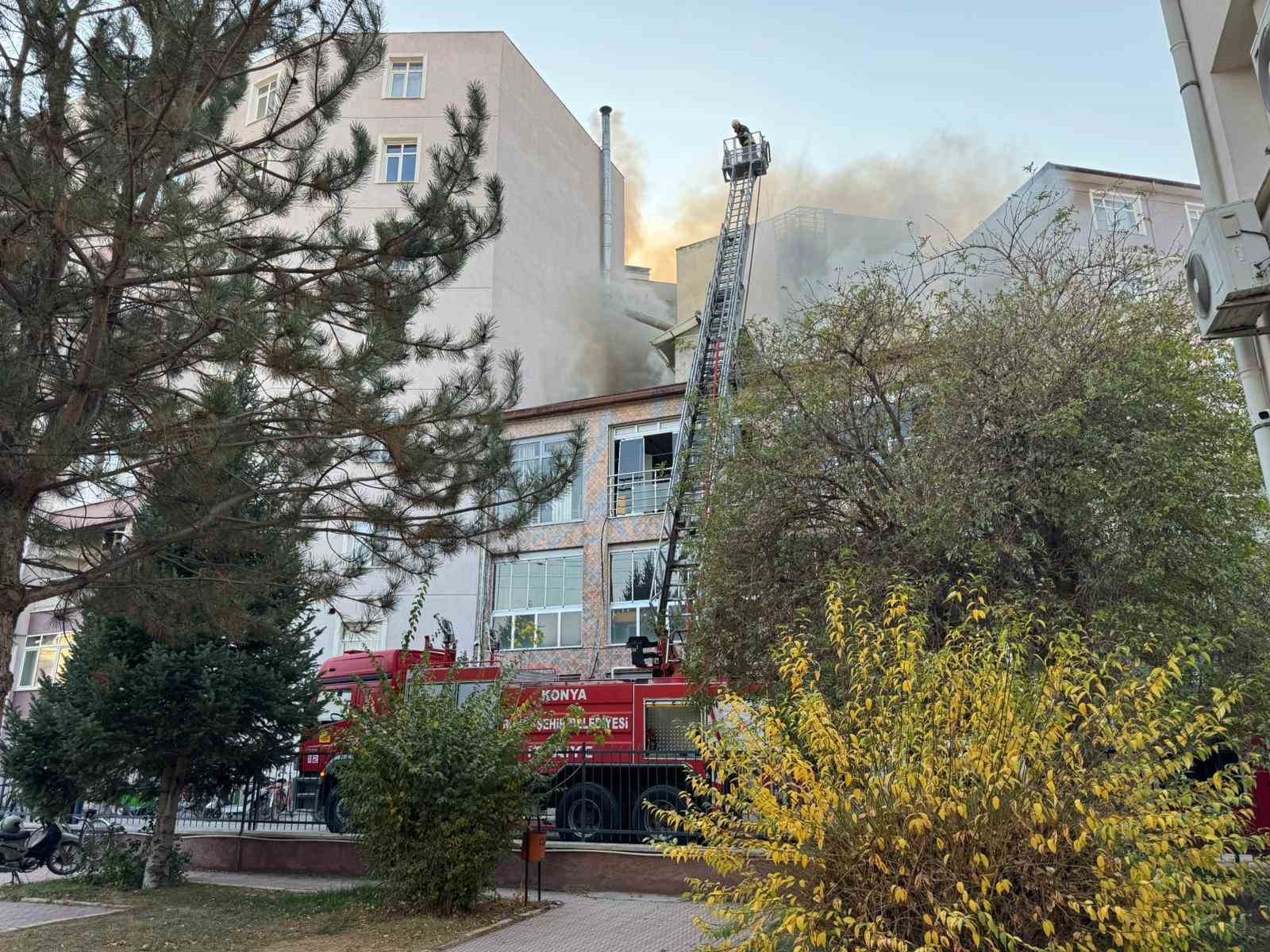 KONYA’NIN EREĞLİ İLÇESİNDE BULUNAN BİR İŞ HANININ ÇATISINDA ÇIKAN YANGIN PANİĞE NEDEN...