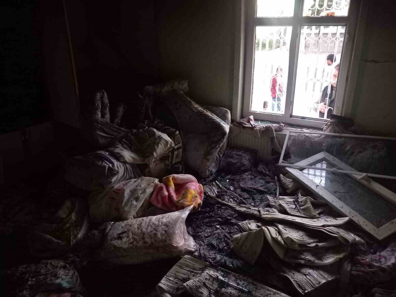 KONYA’NIN KARAPINAR İLÇESİNDE BİR EVDE ÇIKAN YANGINDA MADDİ ZARAR MEYDANA GELİRKEN PARK HALİNDEKİ...