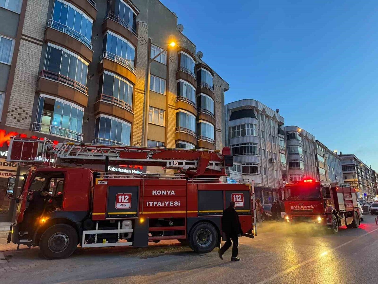 KONYA’NIN KULU İLÇESİNDE APARTMAN DAİRESİNDE ÇIKAN YANGIN İTFAİYE EKİPLERİ TARAFINDAN...