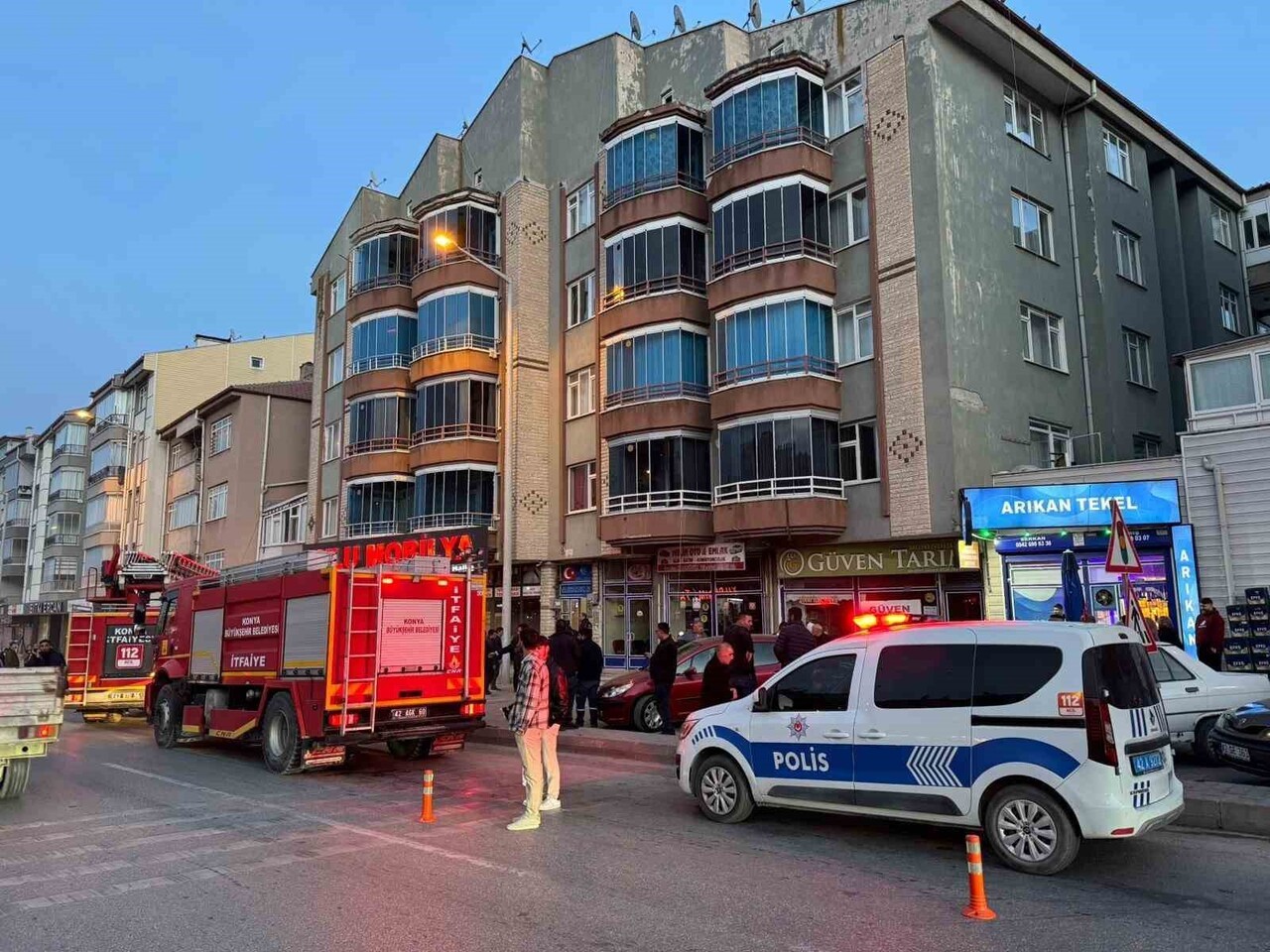 KONYA’NIN KULU İLÇESİNDE APARTMAN DAİRESİNDE ÇIKAN YANGIN İTFAİYE EKİPLERİ TARAFINDAN...