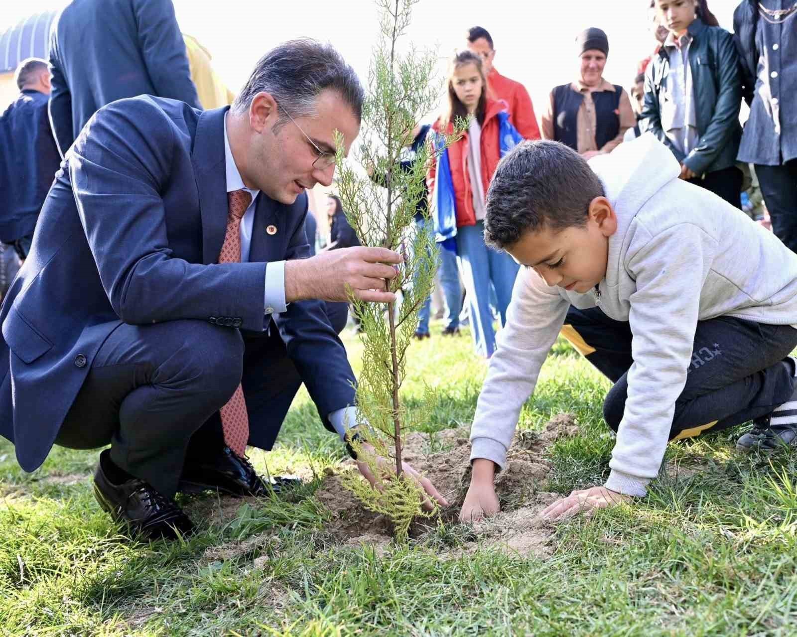 KONYA’NIN KULU VE KARAPINAR İLÇELERİNDE "MİLLİ AĞAÇLANDIRMA GÜNÜ" ÇERÇEVESİNDE FİDANLAR TOPRAKLA...