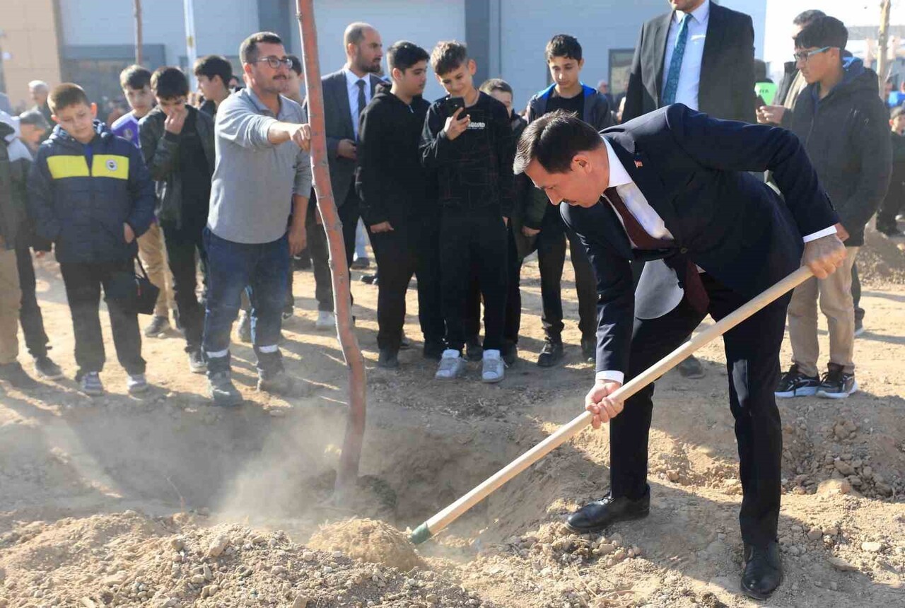 KONYA’NIN MERKEZ KARATAY İLÇE BELEDİYESİ, FEVZİ ÇAKMAK MAHALLESİ’NDE DÜZENLEDİĞİ FİDAN DİKME...