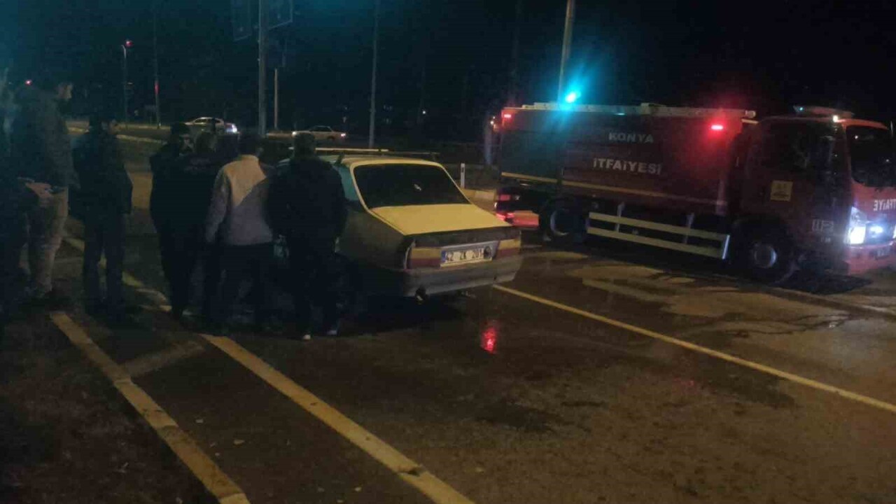 KONYA’NIN SEYDİŞEHİR İLÇESİNDE KIRMIZI IŞIKTA BEKLEYEN OTOMOBİL DE ÇIKAN YANGIN İTFAİYE...