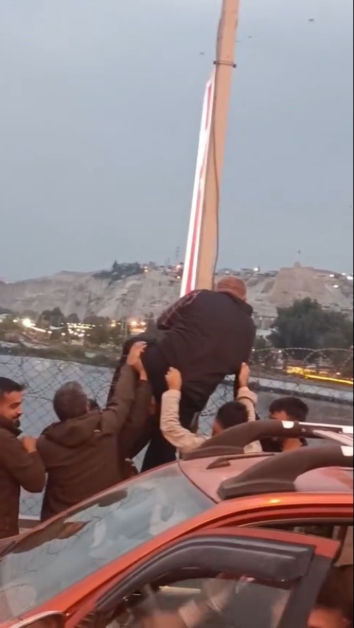 KÖPRÜDEN ATLAMAK İSTEYEN KİŞİYİ YOLDAN GEÇEN SÜRÜCÜLER ENGELLEDİ