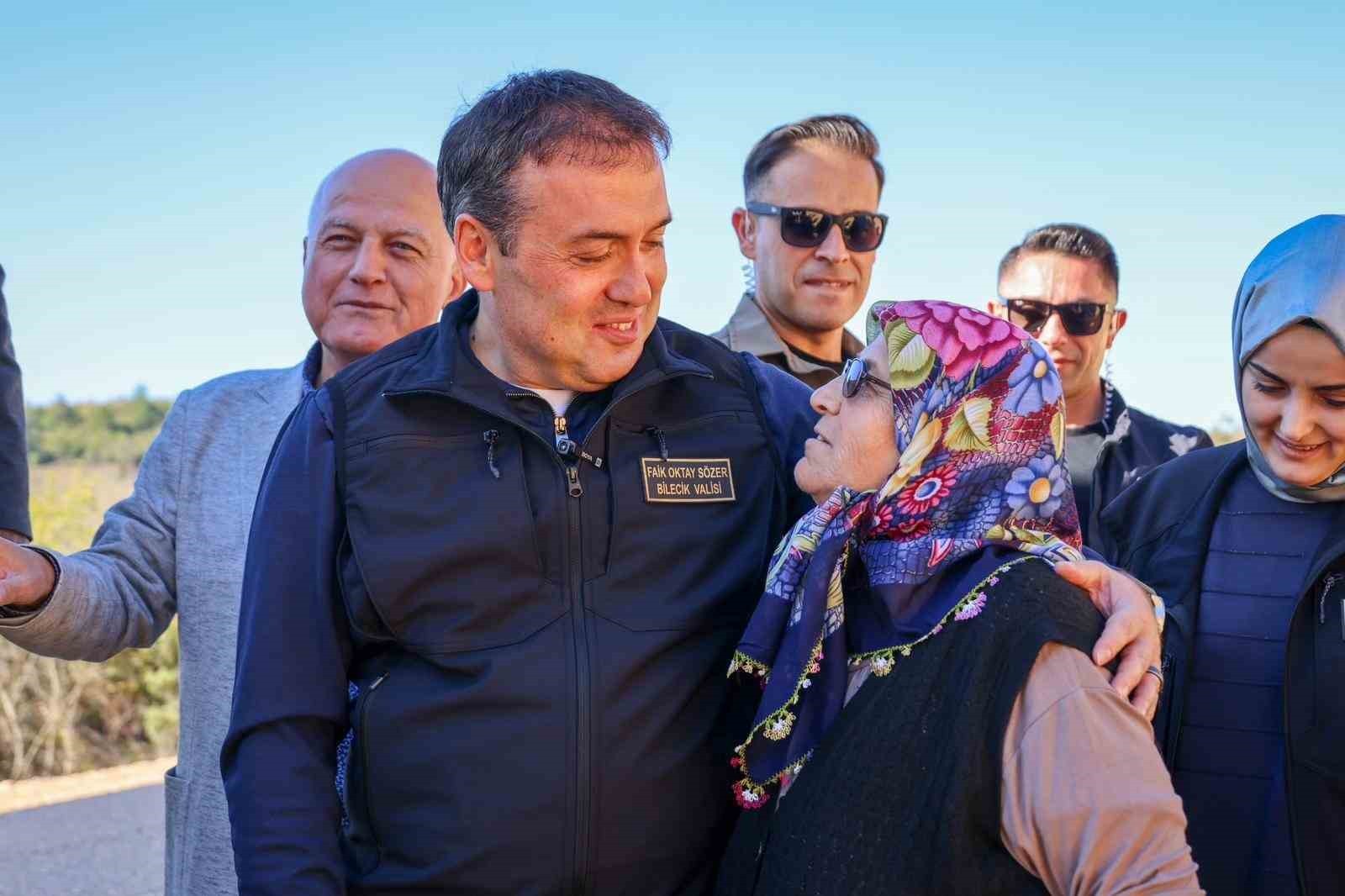 KÖYÜNÜN İLK ASFALTINI SEBAHAT TEYZE ATTI