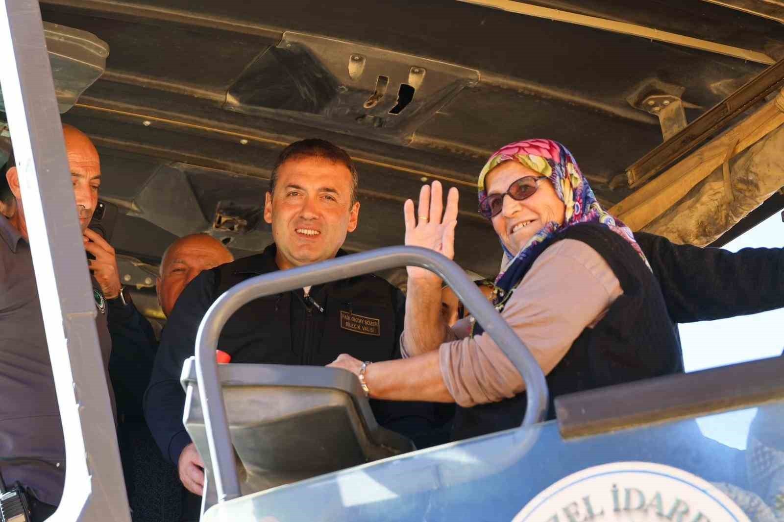 KÖYÜNÜN İLK ASFALTINI SEBAHAT TEYZE ATTI