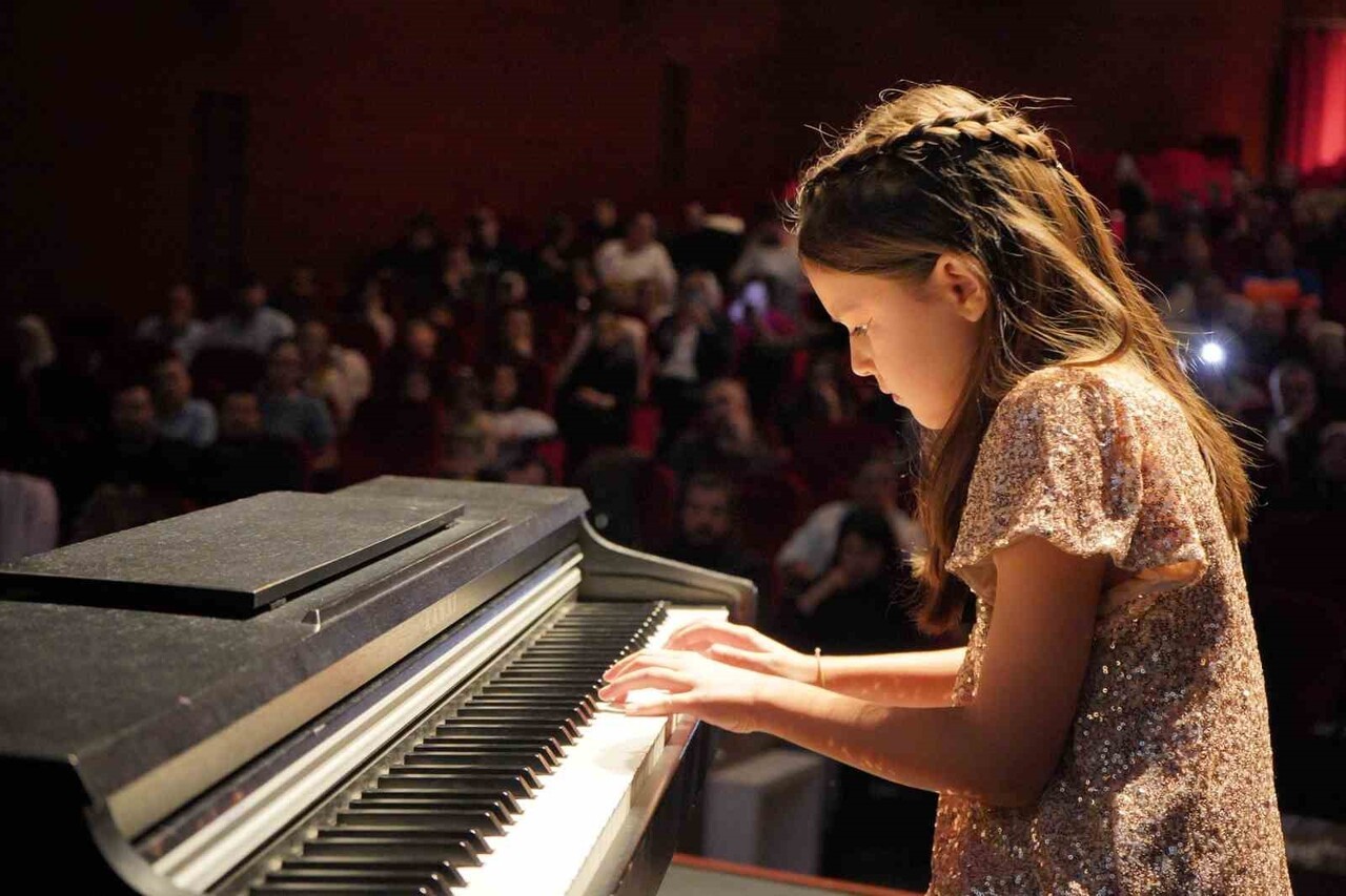 KÜÇÜK PİYANİSTLER HÜNERLERİNİ SERGİLEDİ
