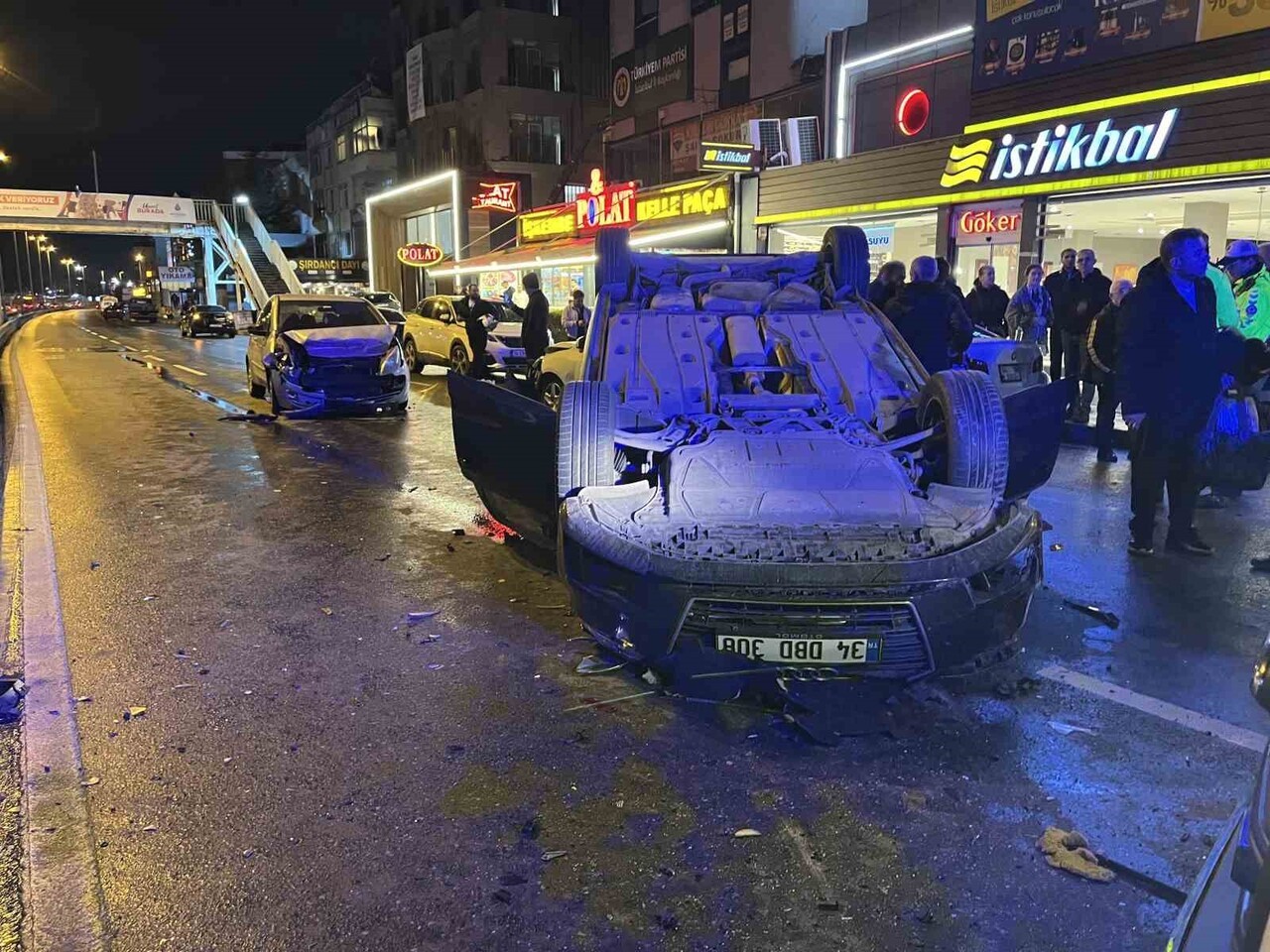 KÜÇÜKÇEKMECE'DE E5 KARAYOLU YAN YOLDA BARİYERLERE ÇARPAN OTOMOBİL, ARDINDAN BAŞKA BİR ARACA ÇARPIP...