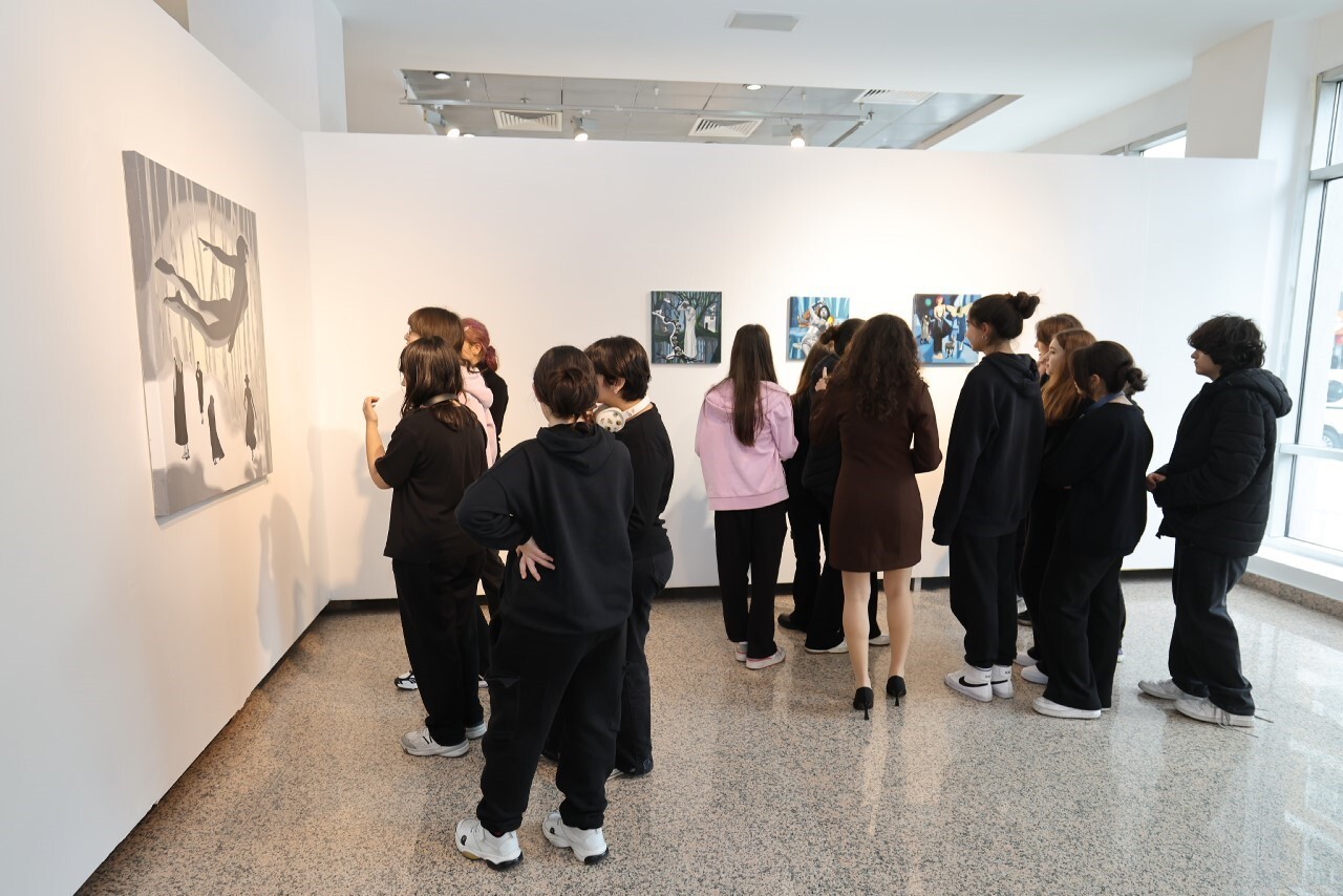 KÜÇÜKÇEKMECE BELEDİYESİ SEFAKÖY GALERİ KÜP, RESSAM ELİF ÇELEBİ’NİN ‘VARLIĞIN ARAYÜZÜ’ ADLI RESİM...