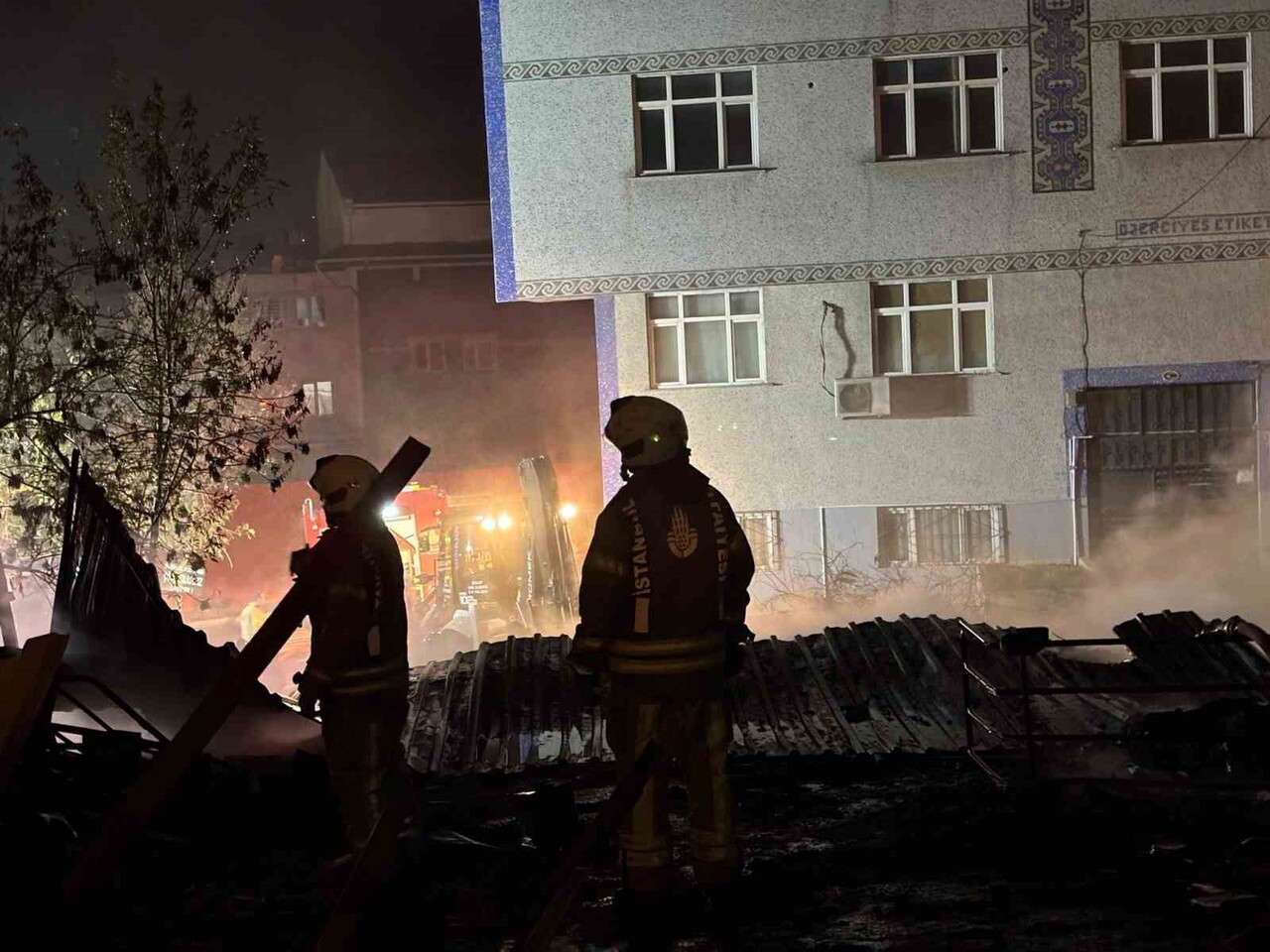 KÜÇÜKÇEKMECE’DE GERİ DÖNÜŞÜM ATIK TESİSİ ALEVLERE TESLİM OLDU  2