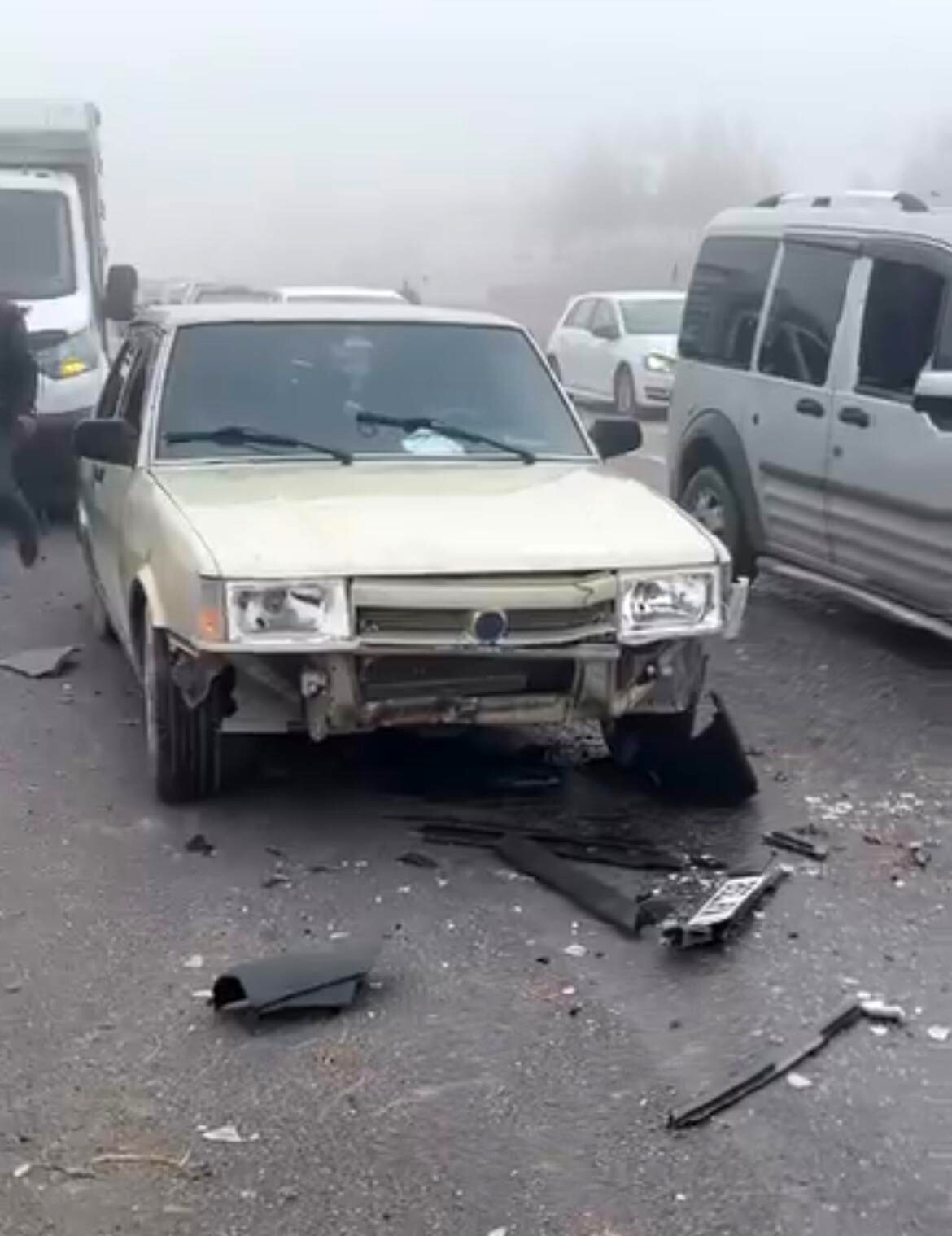 KURTALAN İLÇESİNDE SİS NEDENİYLE GÖRÜŞ MESAFESİNİN DÜŞTÜĞÜ YOLDA SEYİR HALİNDEKİ ARAÇ KOYUN...