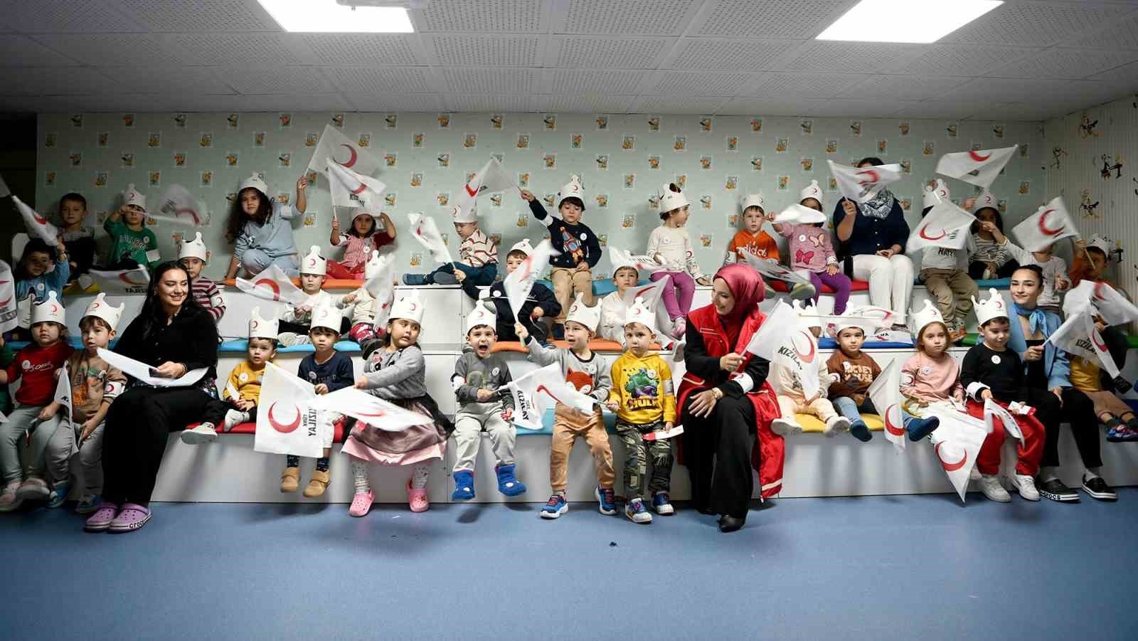 KUŞADASI BELEDİYESİ ÇOCUK GELİŞİM MERKEZİ'NDE MİNİKLERE KIZILAY ANLATILDI