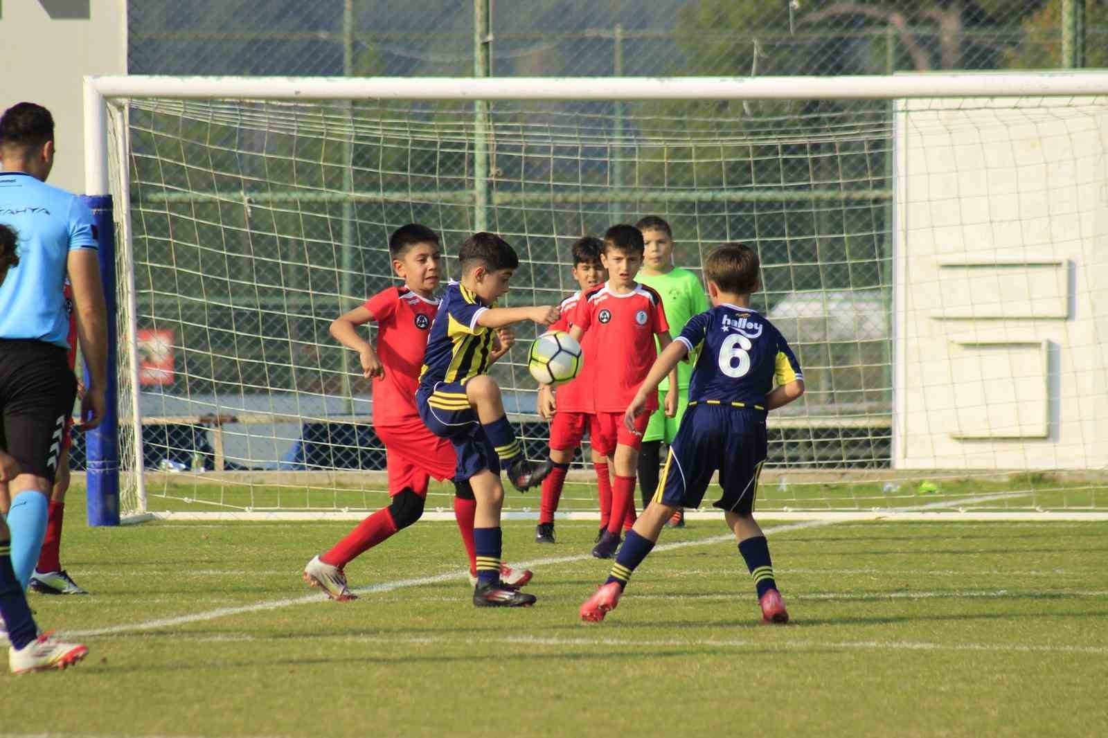 KUŞADASI’NDA DÜZENLENEN ATATÜRK KUPASINDA FENERBAHÇE AKADEMİ’Yİ ELEYEREK FİNALE YÜKSELEN DENİZLİLİ...