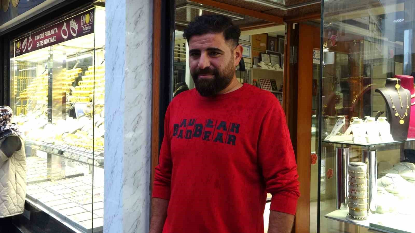 KÜTAHYA'DA ALİ ALPASLAN İSİMLİ BİR VATANDAŞ, KUYUMCUNUN 150 BİN TL'LİK FAZLA ÖDEMESİNİ İADE...