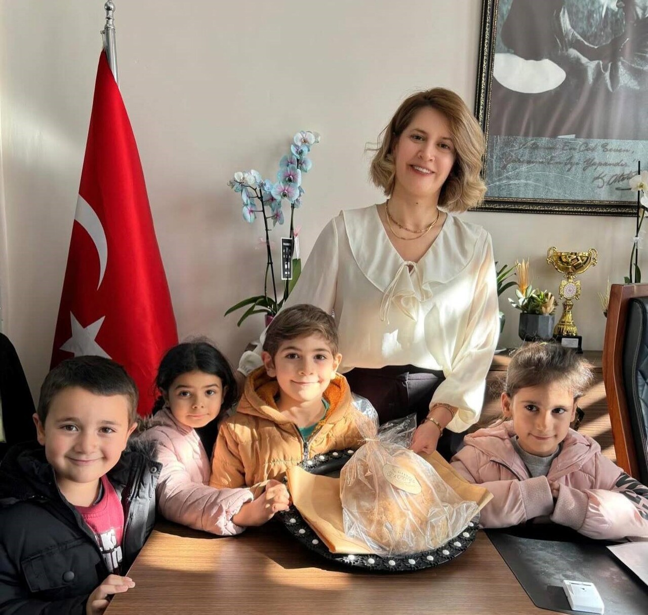 KÜTAHYA'DA BULUNAN ALTINTAŞ ANAOKULU'NUN ÖĞRENCİLERİ, VELİLERİYLE BİRLİKTE HAZIRLADIKLARI EV...