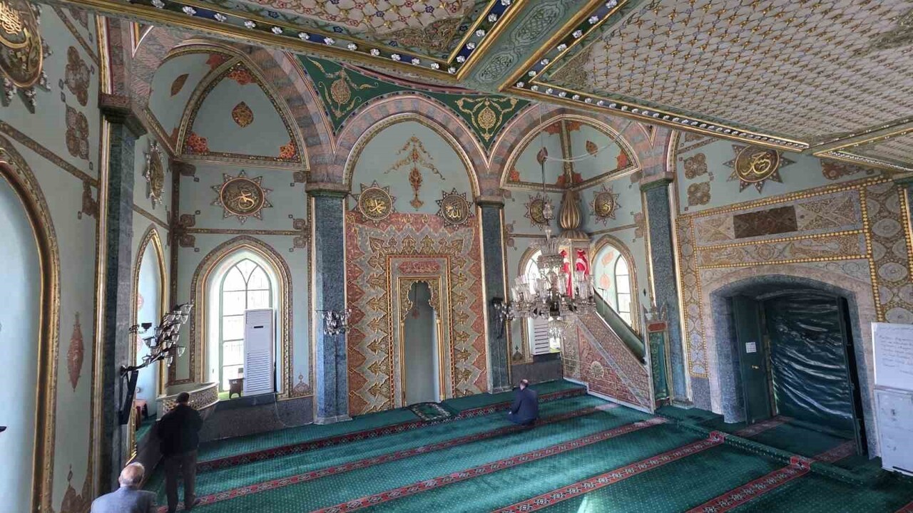KÜTAHYA'DA OSMANLI'NIN SON DÖNEMİNDE İNŞA EDİLEN TARİHİ YEŞİL CAMİİ, ADINI ALDIĞI YEŞİL VE ALTIN...