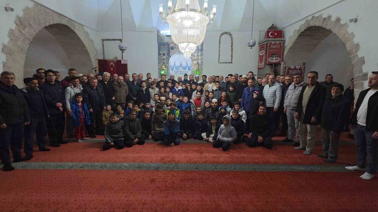 KÜTAHYA'DA "GENÇLER CAMİDE, ALINLAR SECDEDE" BULUŞMASI YOĞUN KATILIMLA GERÇEKLEŞTİ