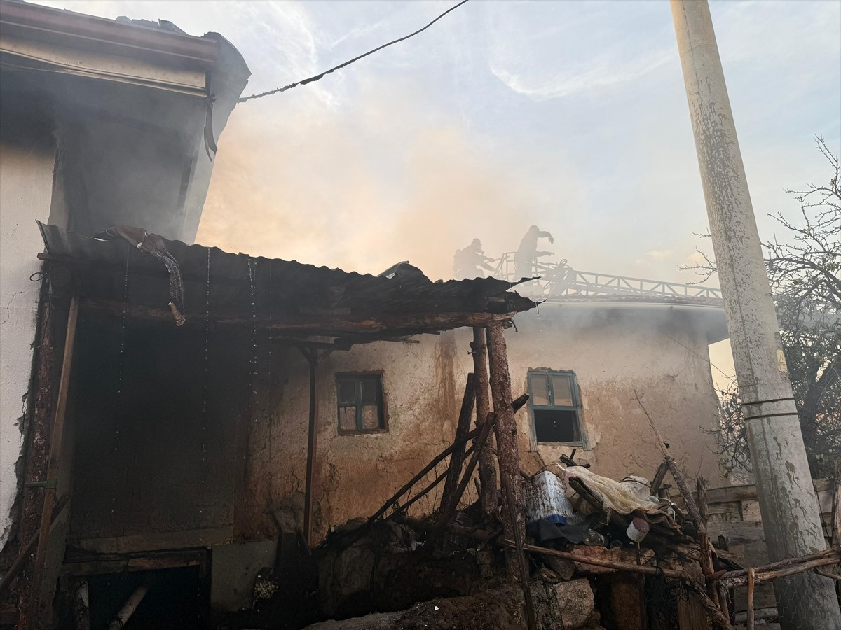 Kütahya'nın Hisarcık ilçesinde, bir köyde çıkan yangında 2 ev ve 1 ahır kullanılamaz hale geldi....
