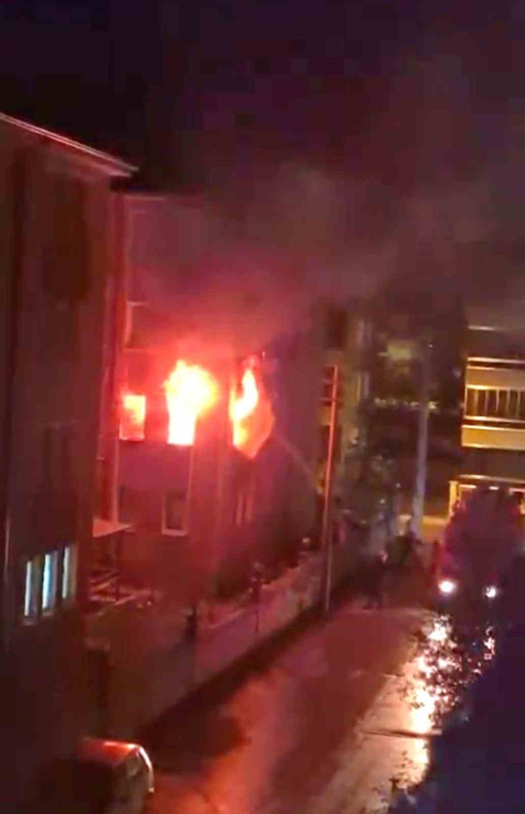 KÜTAHYA’DA APARTMAN DAİRESİNDE YANGIN: 5 KİŞİ KURTARILDI