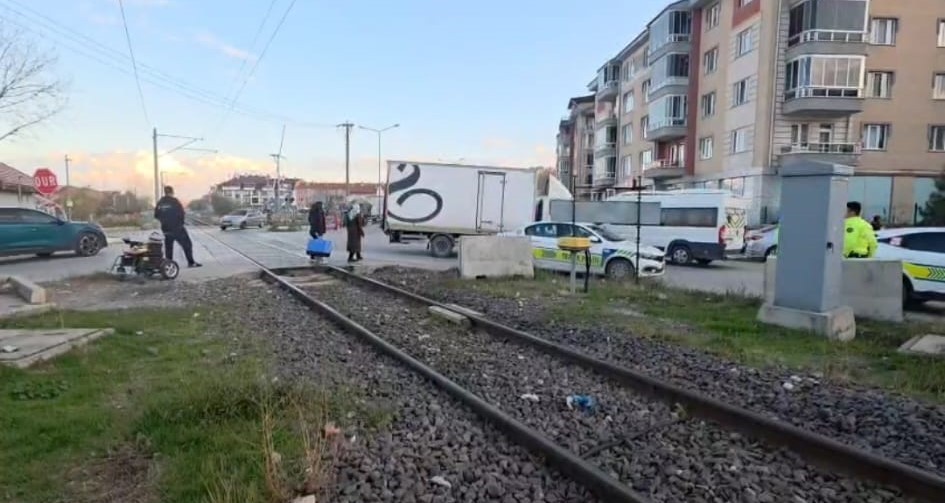 KÜTAHYA’DA HEMZEMİN GEÇİTTE AKÜLÜ ARACIYLA KAZA YAPAN ENGELLİ VATANDAŞ YARALANDI