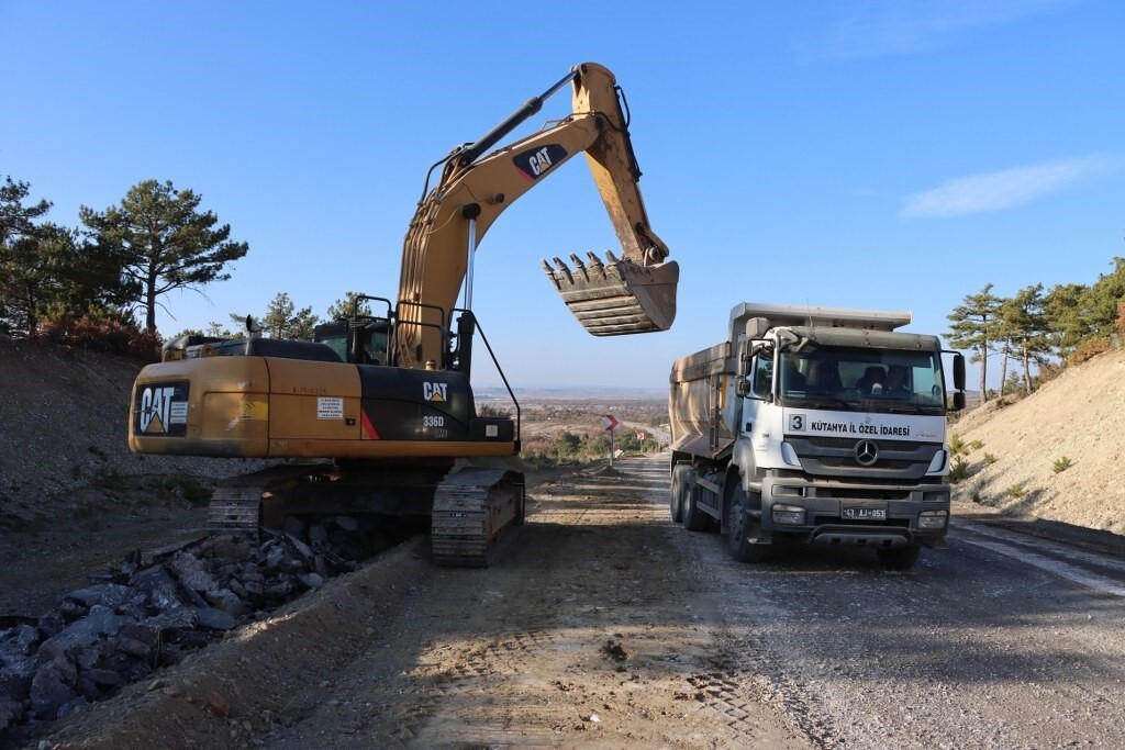 KÜTAHYA İL ÖZEL İDARESİ YOL VE ULAŞIM HİZMETLERİ MÜDÜRLÜĞÜ EKİPLERİNCE, KÖYLERDE BİTÜMLÜ SICAK...