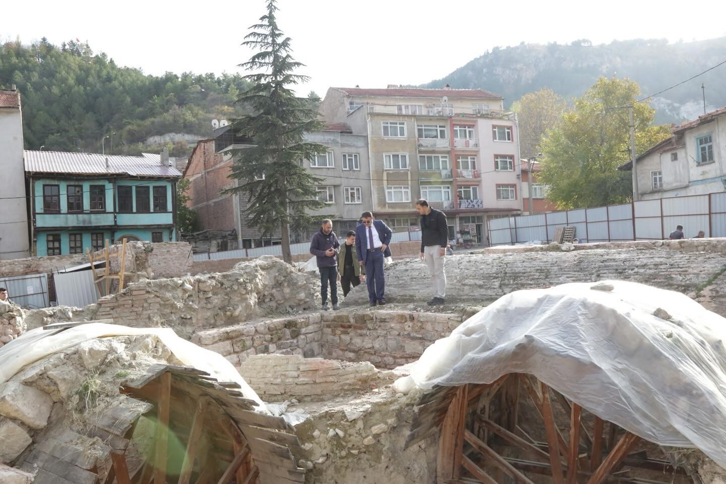 KÜTAHYA VALİSİ IŞIN, YAKUP ÇELEBİ İMARET KÜLLİYESİ RESTORASYON ALANINDA İNCELEMELERDE...