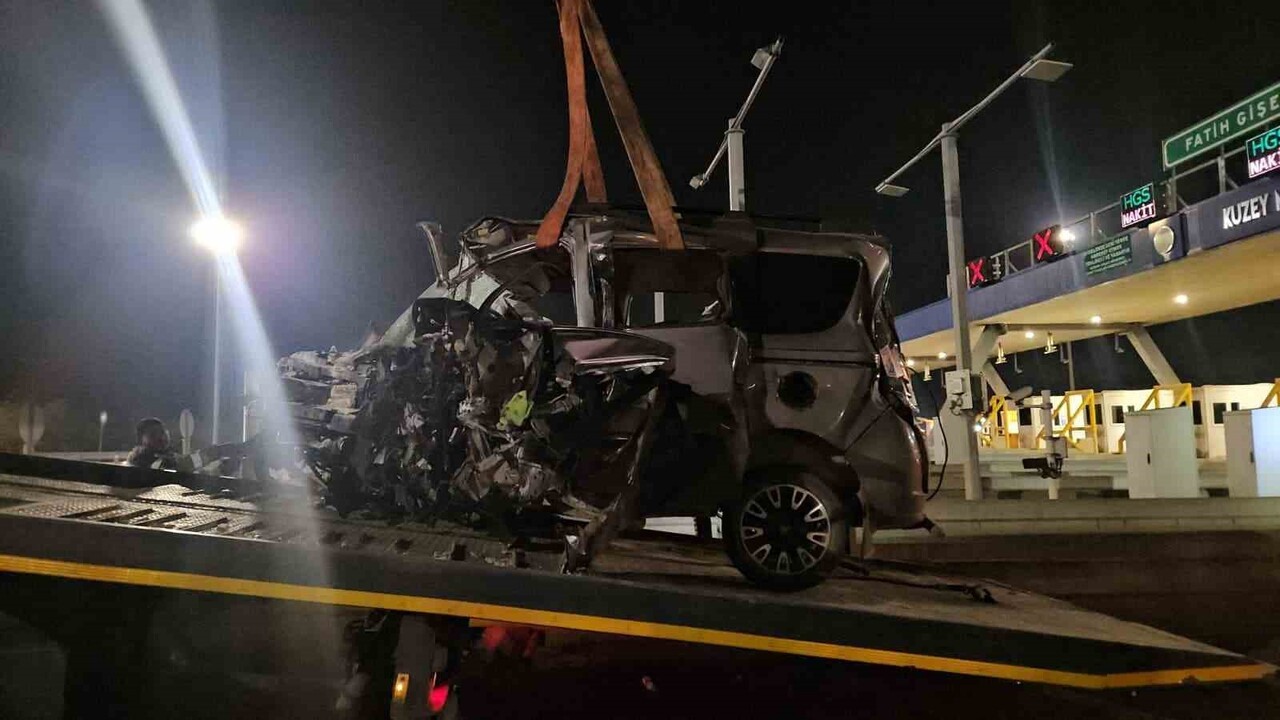 KUZEY MARMARA OTOYOLU’NDA OTOMOBİL GİŞEYE GİRDİ: 1 AĞIR YARALI