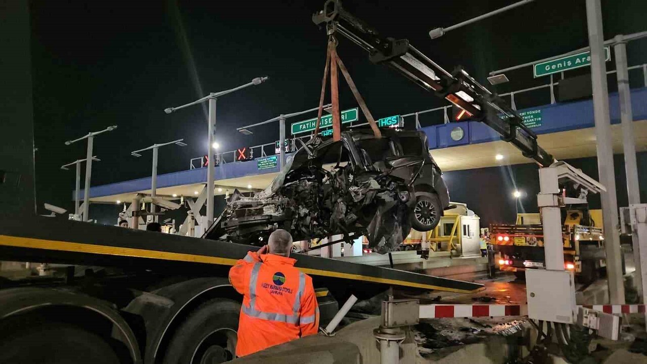 KUZEY MARMARA OTOYOLU’NDA OTOMOBİL GİŞEYE GİRDİ: 1 AĞIR YARALI