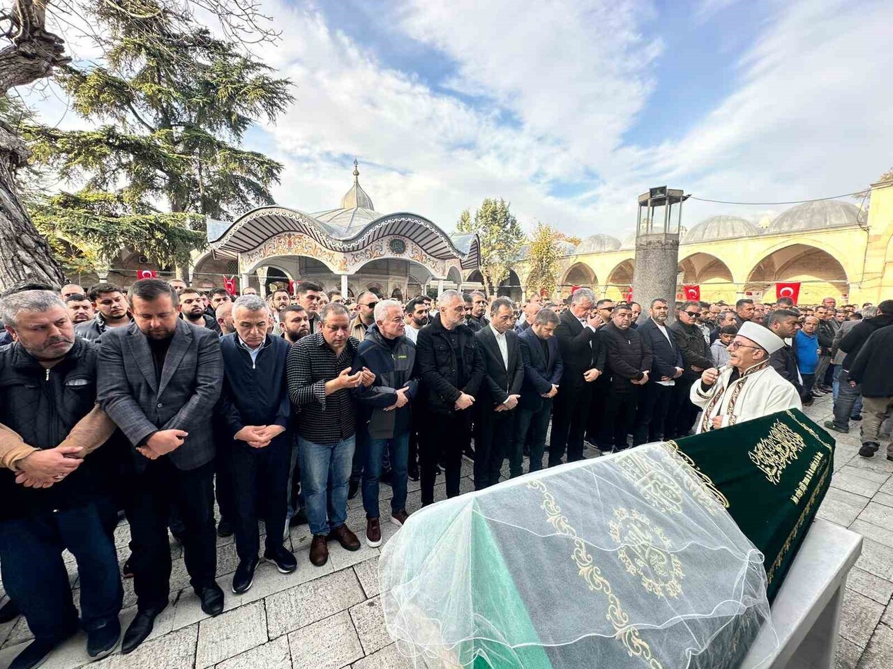 LÜLEBURGAZ’IN GÜNDOĞU MAHALLESİ MEVKİİNDE DÜN AKŞAM SAATLERİNDE KİMLİĞİ HENÜZ BELİRLENEMEYEN KİŞİ...