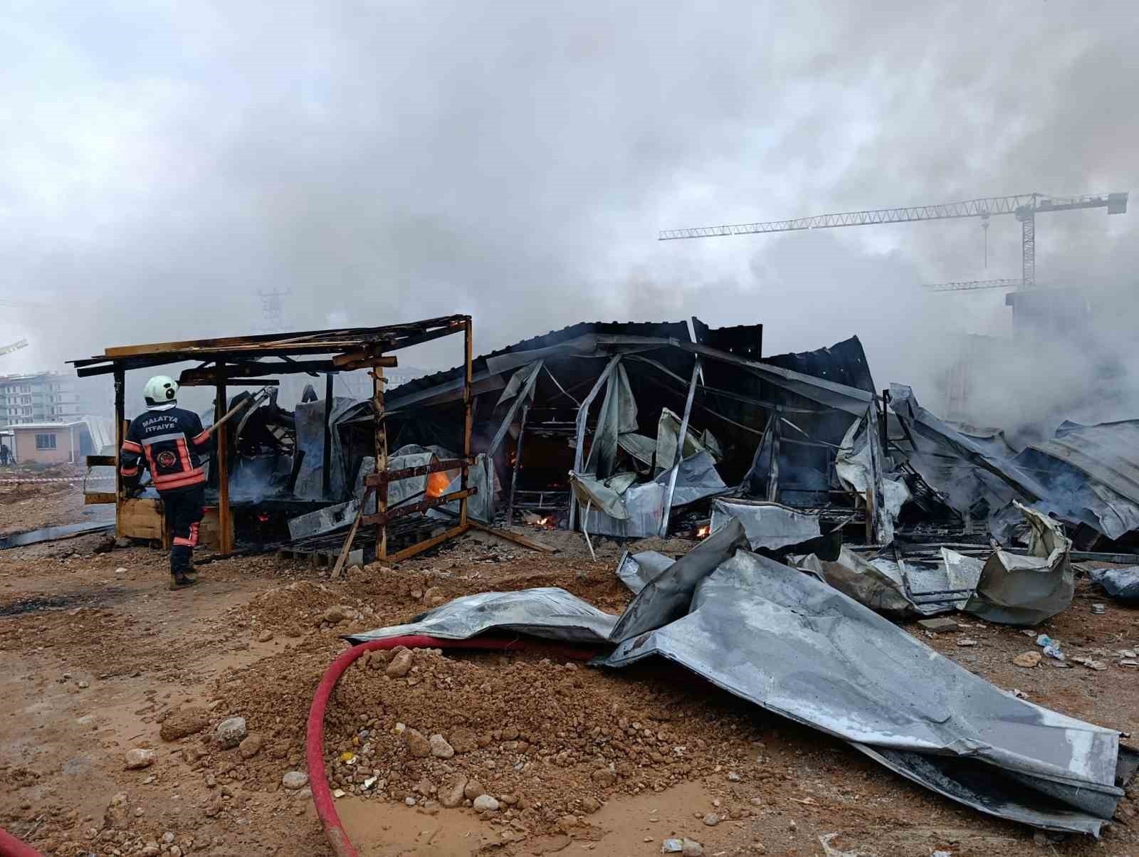 MALATYA'DA BİR ŞANTİYEDE İŞÇİLERİN KALDIĞI KONTEYNERLERDE YANGIN ÇIKTI. YANGIN, EKİPLERİN...
