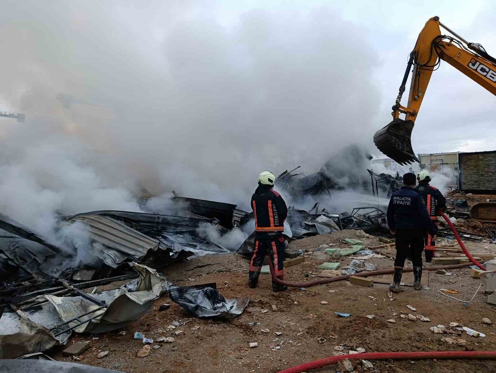 MALATYA'DA BİR ŞANTİYEDE İŞÇİLERİN KALDIĞI KONTEYNERLERDE YANGIN ÇIKTI. YANGIN, EKİPLERİN...
