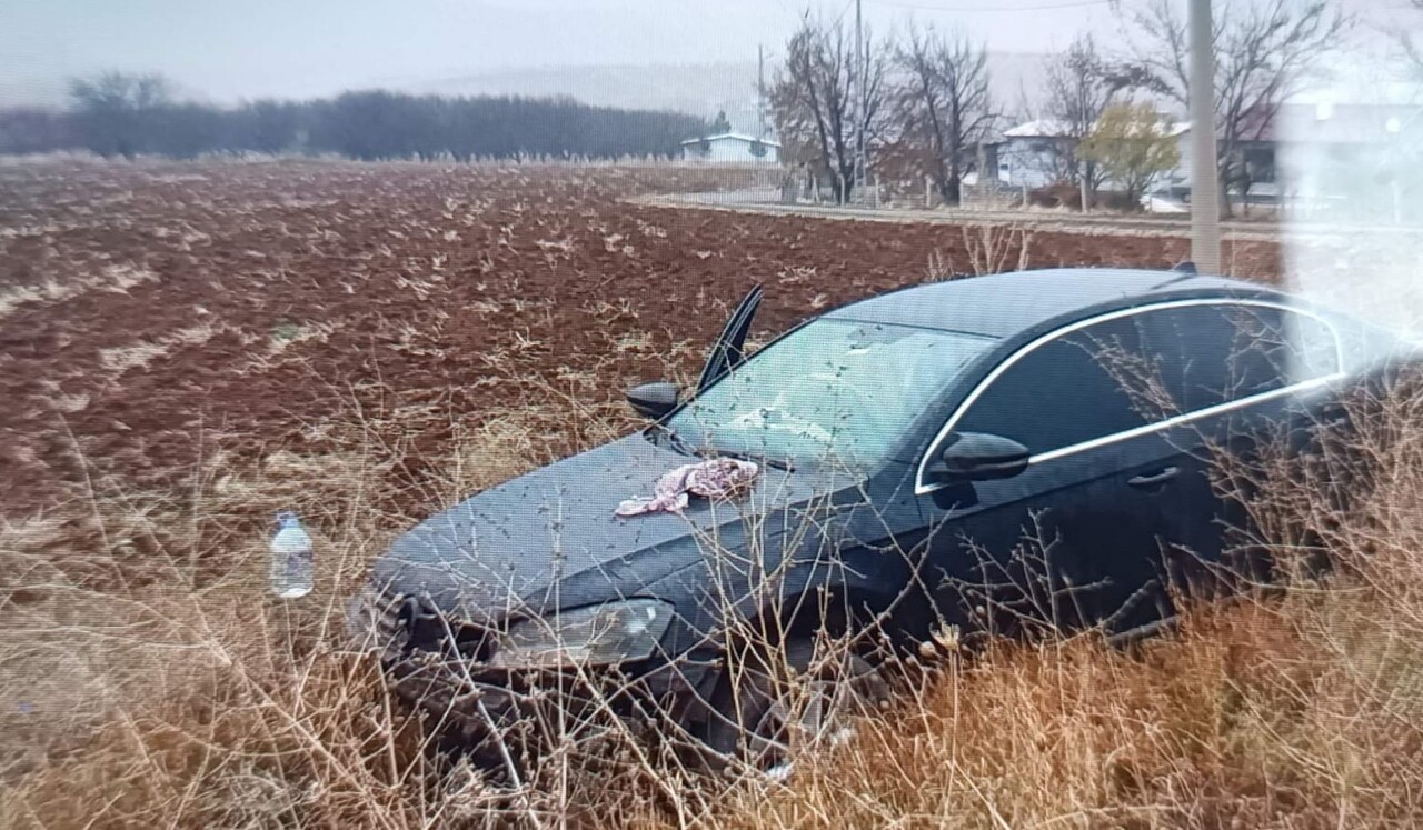 MALATYA'DA SÜRÜCÜSÜNÜN KONTROLÜNDEN ÇIKAN OTOMOBİL TARLAYA GİRDİ. KAZADA 4 KİŞİ...