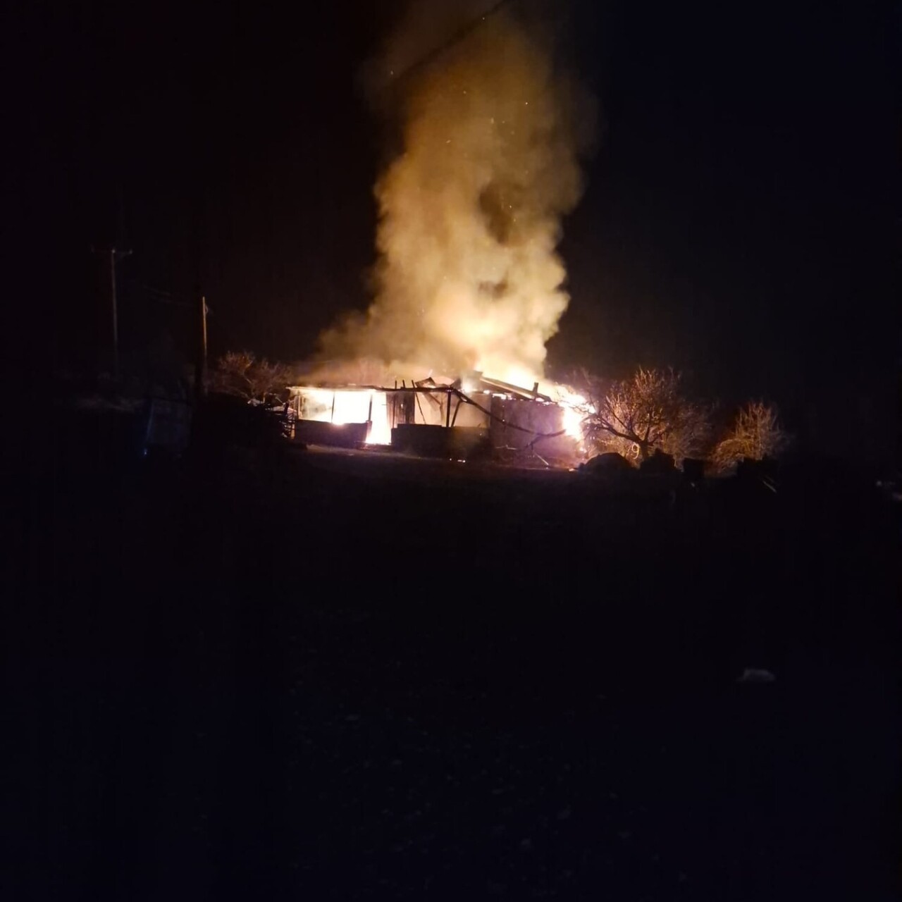 MALATYA'DA YANGIN ÇIKAN EV ALEVLERE TESLİM OLDU