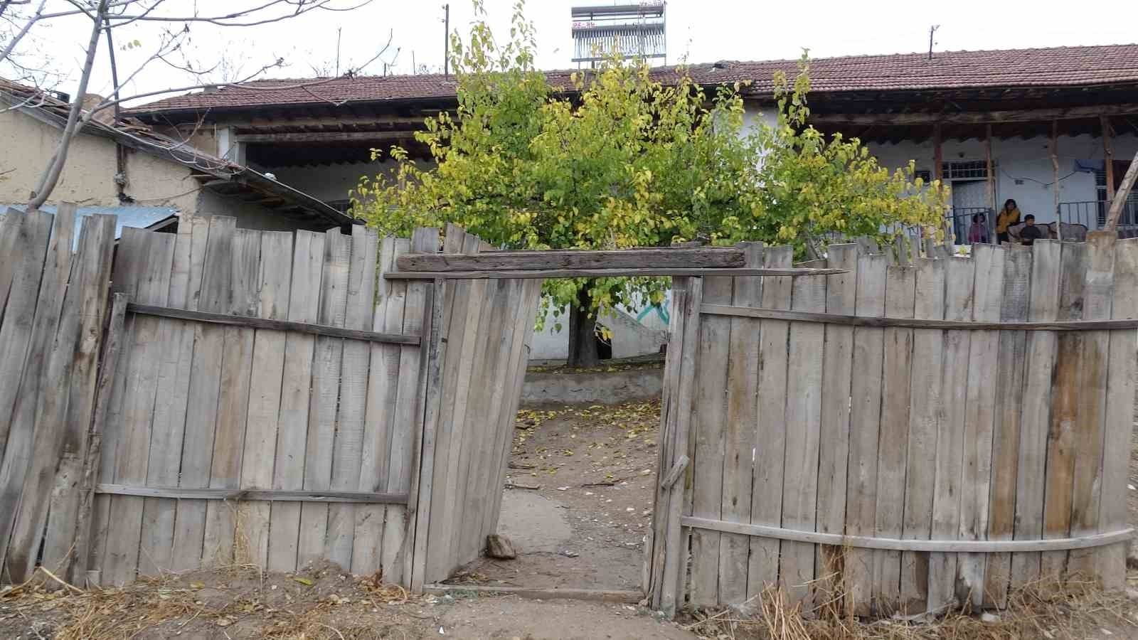 MALATYA'NIN YEŞİLYURT İLÇESİNDE 86 YAŞINDAKİ BİR KİŞİ, YALNIZ YAŞADIĞI EVDE YAKINLARI TARAFINDAN...