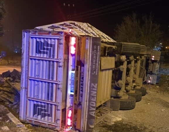 MALATYA’DA DEVRİLEN TIR YOLU KAPATTI