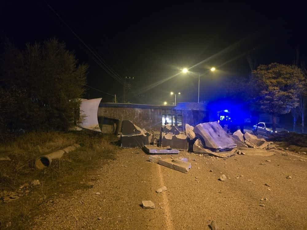MALATYA’DA DEVRİLEN TIR YOLU KAPATTI