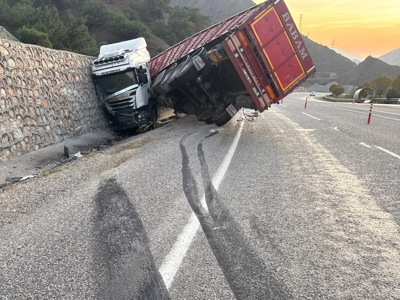 MALATYA’DA KONTROLDEN ÇIKAN TIR İSTİNAT DUVARINA ÇARPTI: 1 YARALI