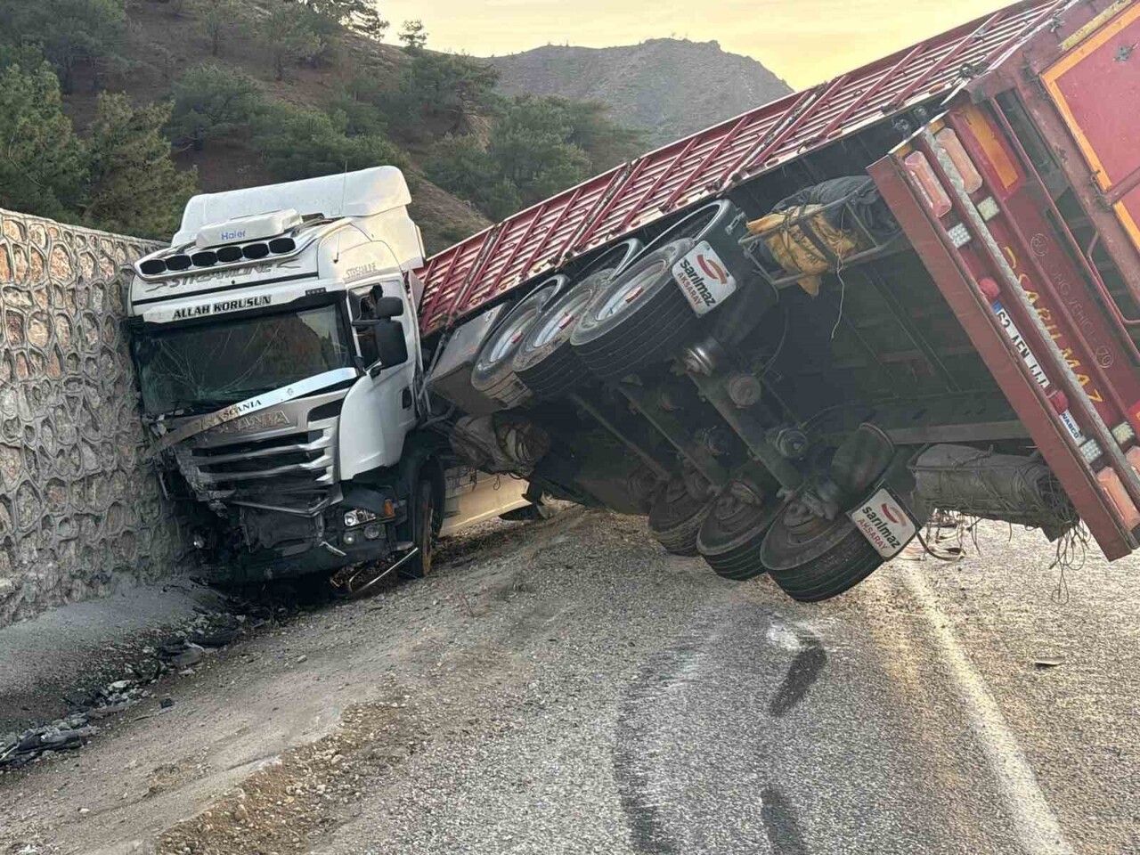 MALATYA’DA KONTROLDEN ÇIKAN TIR İSTİNAT DUVARINA ÇARPTI: 1 YARALI